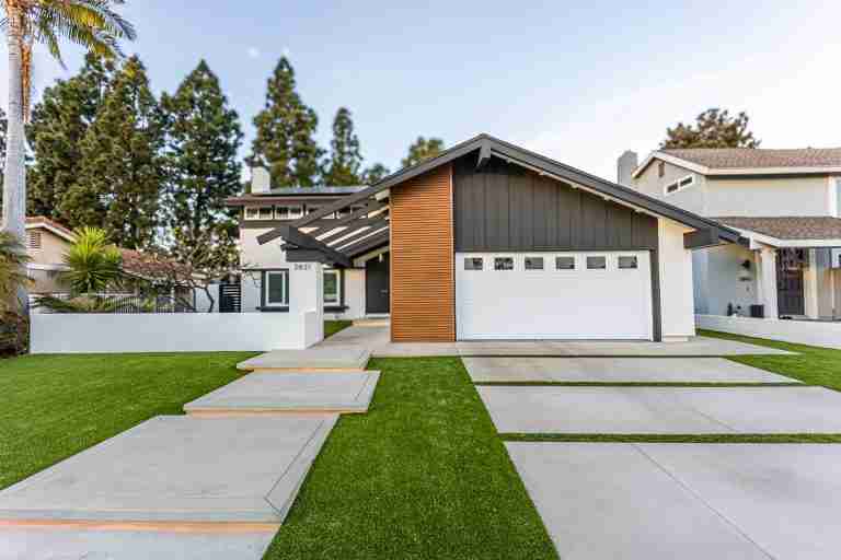 Beautiful contemporary home with a spacious driveway and stylish exterior design. Laguna Niguel CA